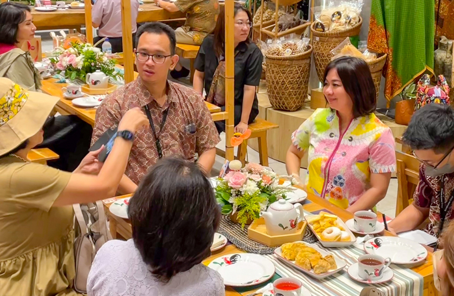 Appreciating the Customers in National Customer Day,  Management of Kawan Lama Group Come to the Store to Greet The Customers in Over 100 Stores in 61 Cities