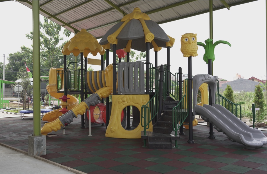 Playground equipment outdoor untuk aktivitas fisik seru di luar ruangan