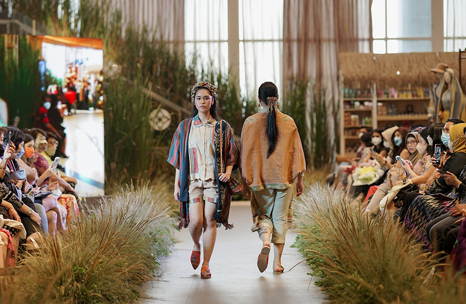 Pendopo Preserves Cultural Heritage Through Community Assistance and Sikka Fashion Show